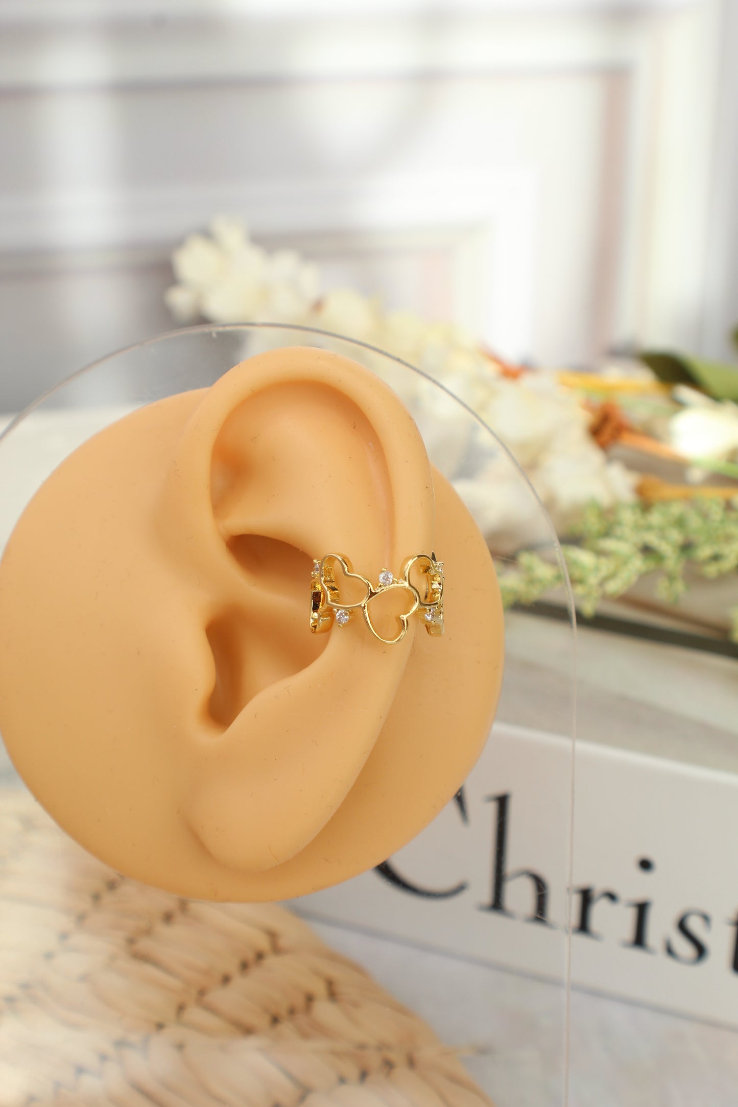 Puños de oreja románticos con corazones dorados