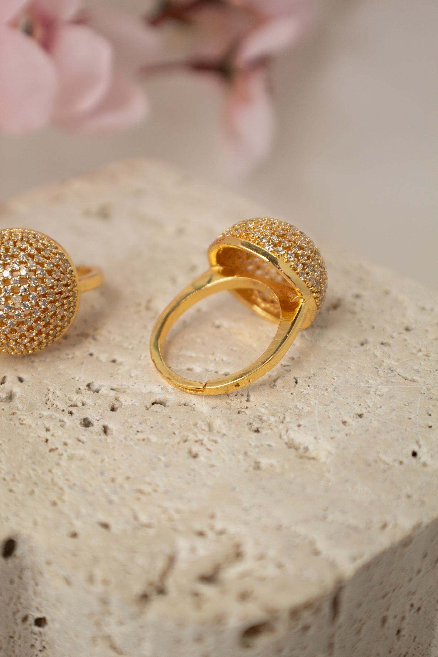 Anillo de rodio con cúpula y cristales