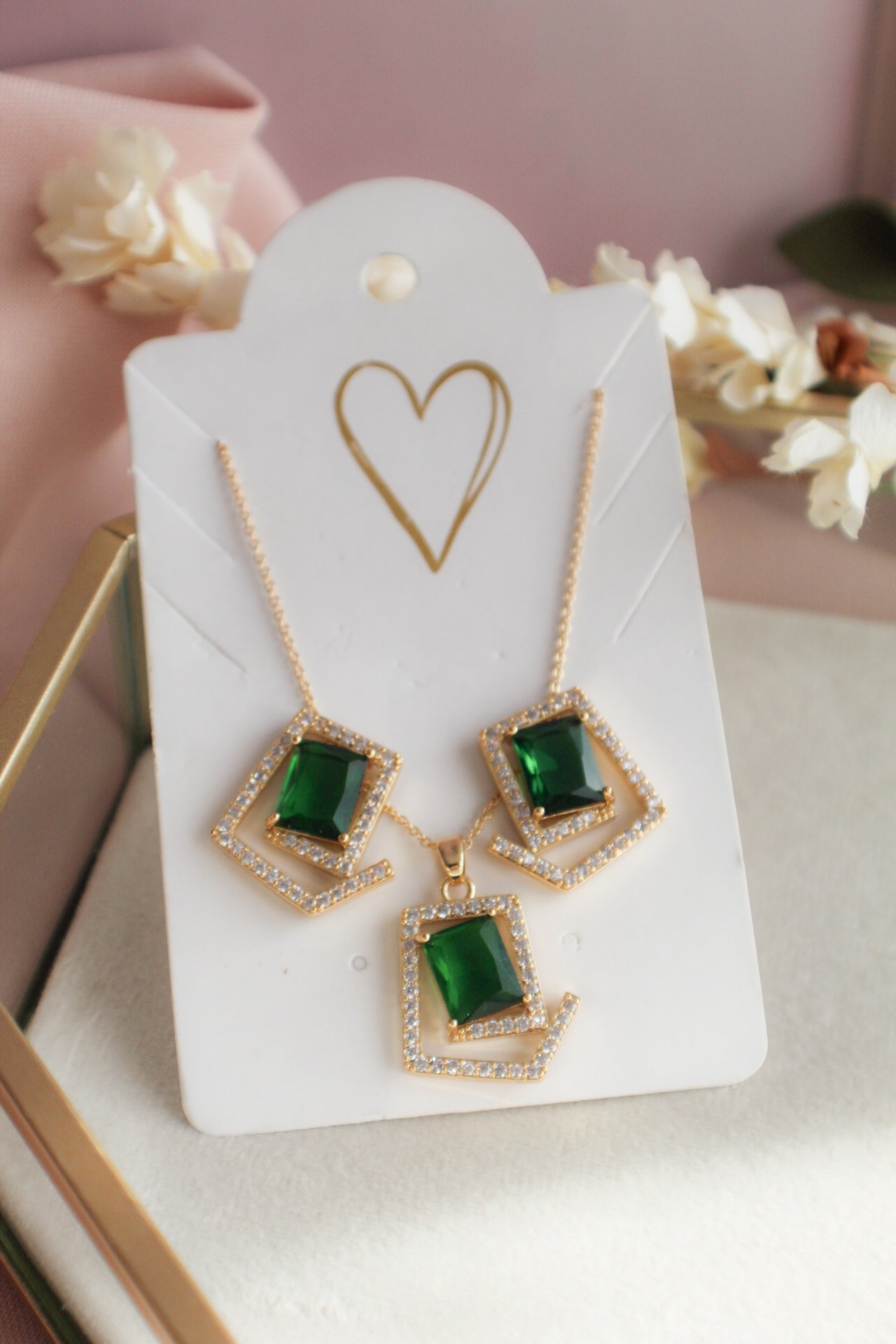 Cadena y pendientes con juego de piedras verdes