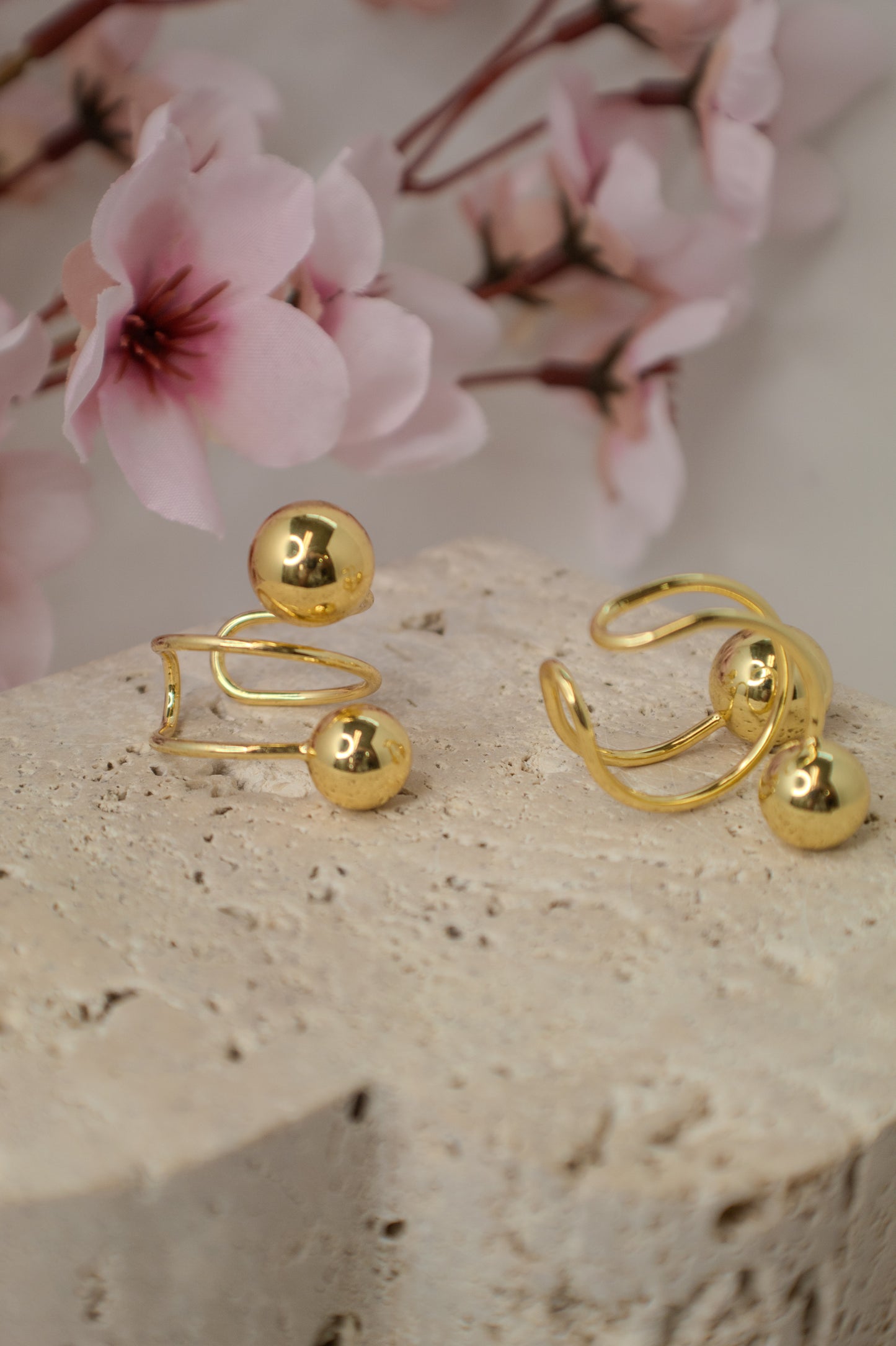 Anillo minimalista ajustable de oro con esferas