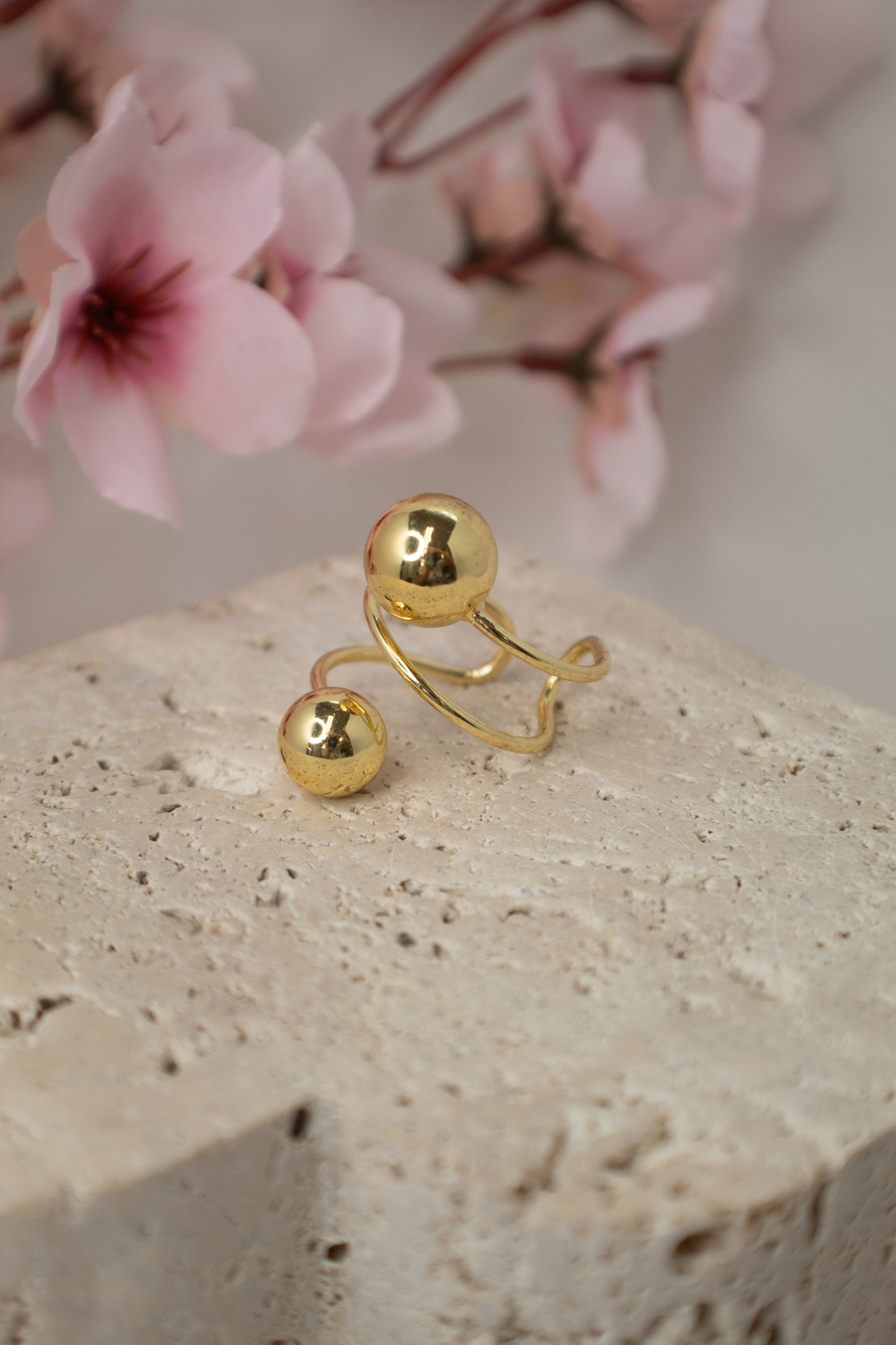 Anillo minimalista ajustable de oro con esferas