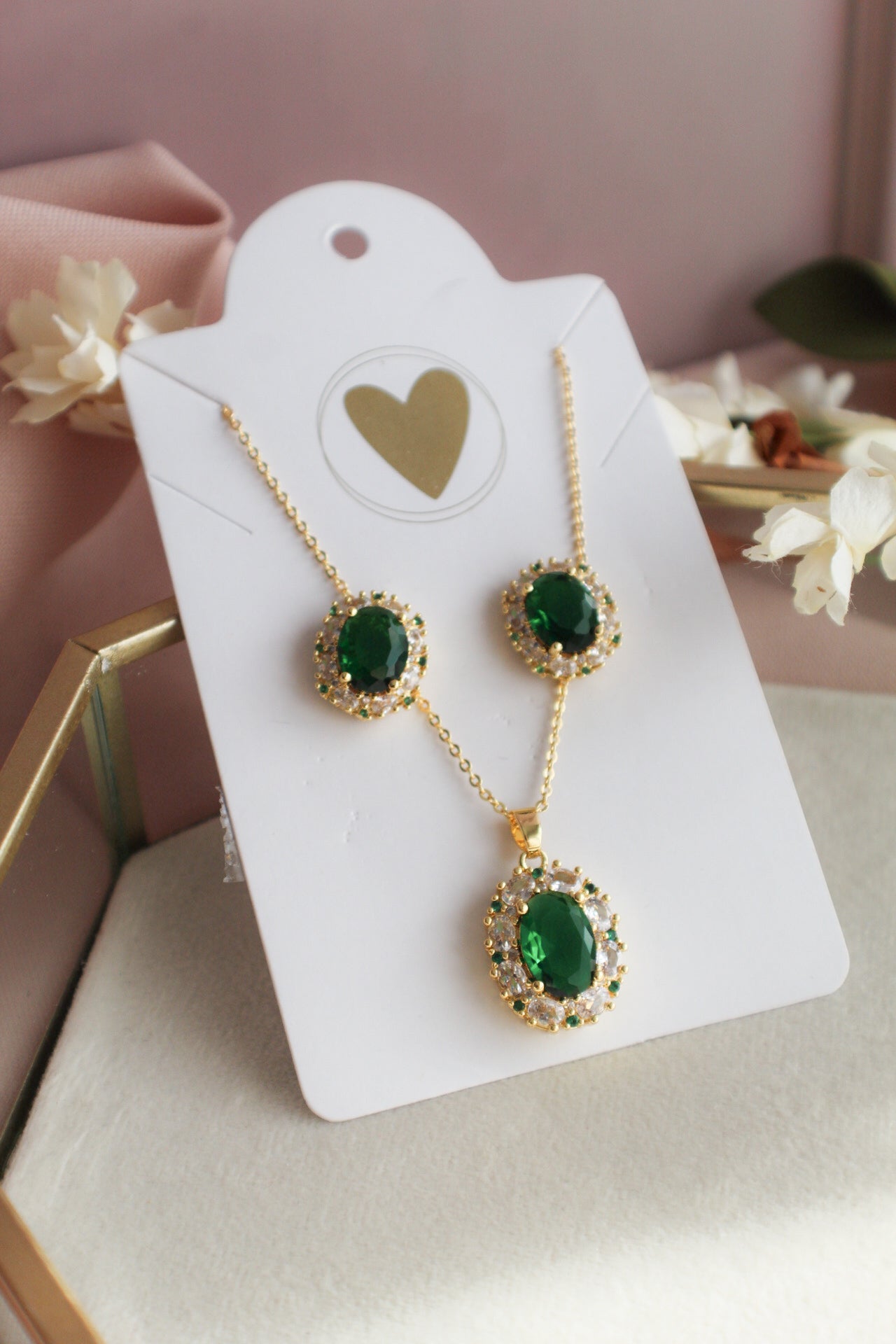 Cadena y pendientes con juego de piedras verdes