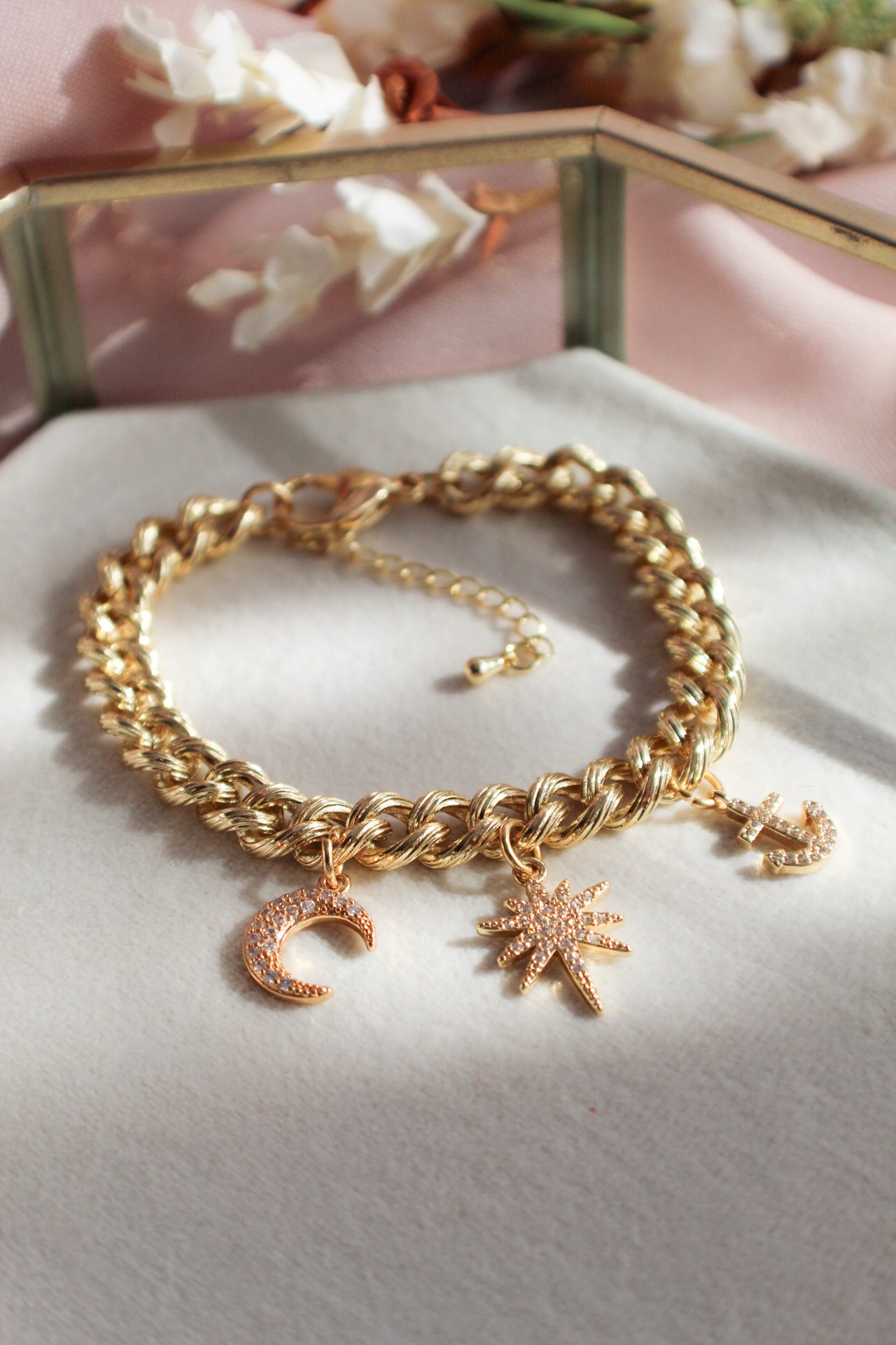 Pulsera de cadena con dijes de circonita