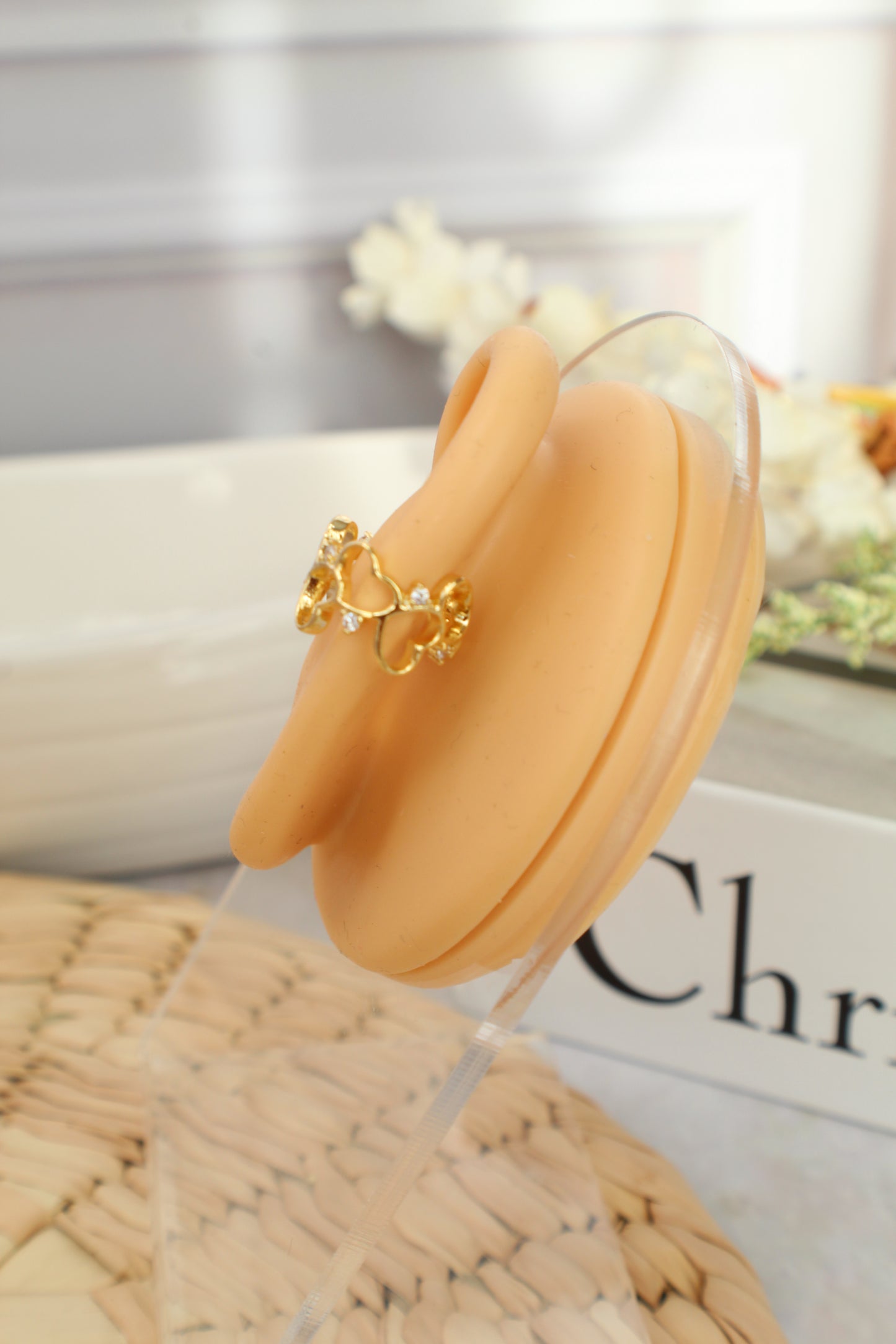 Puños de oreja románticos con corazones dorados