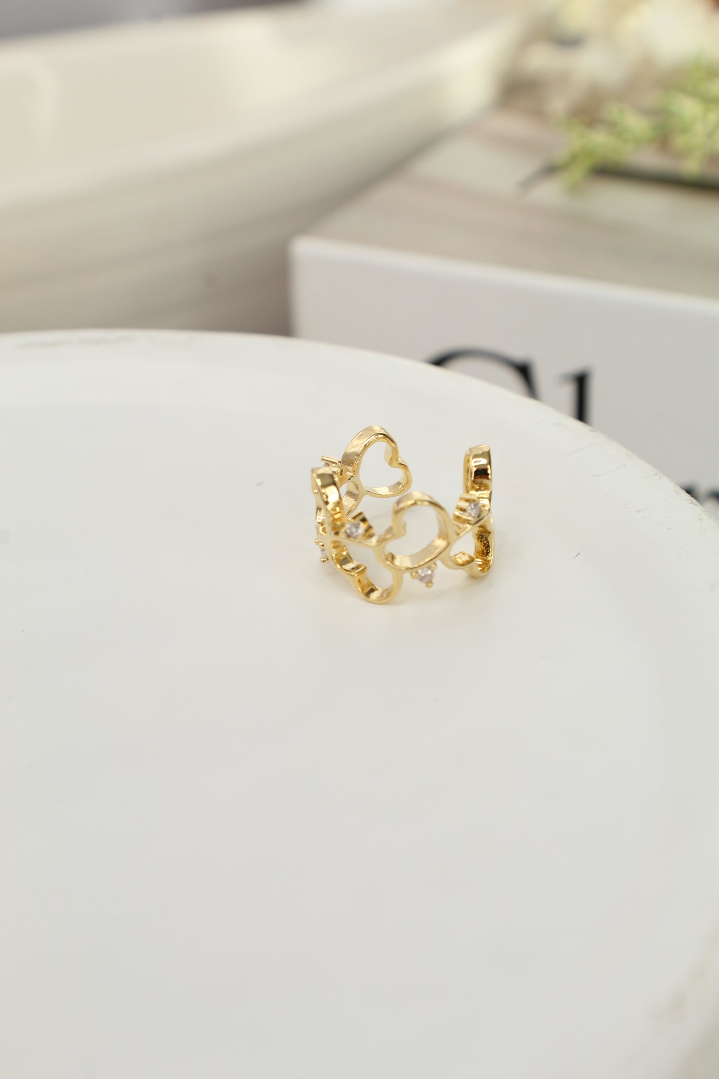 Puños de oreja románticos con corazones dorados