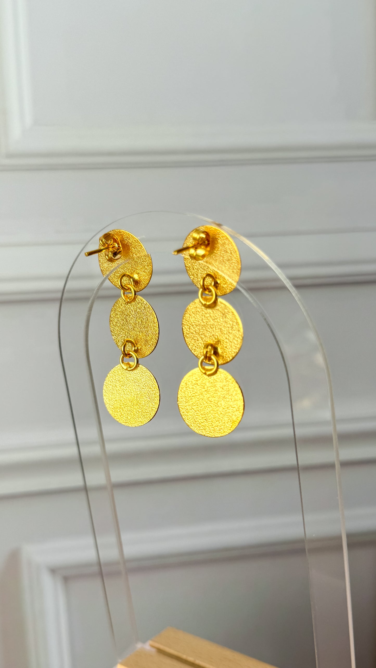Pendientes pequeños de bronce dorados y redondos