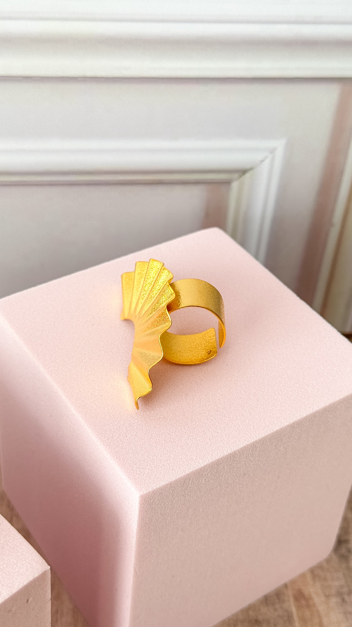 Anillo de bronce con abanico dorado