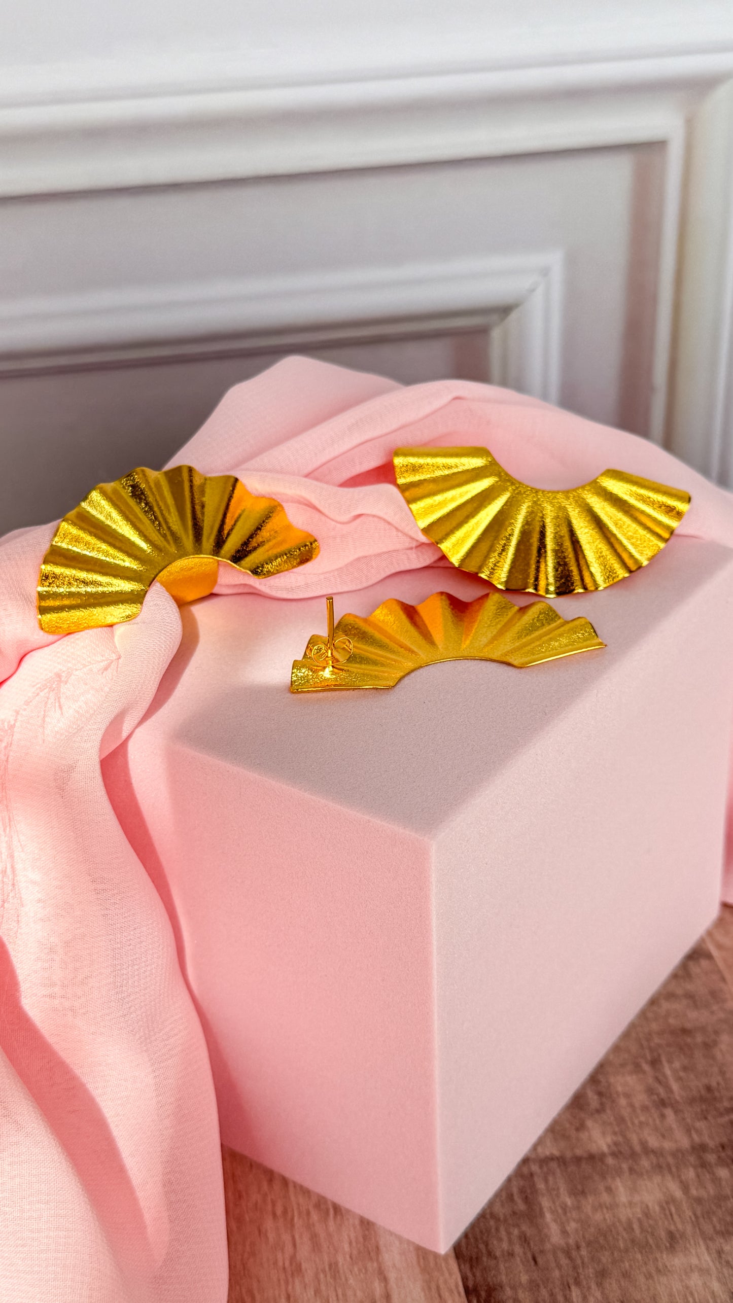 Pendientes de bronce con abanico dorado