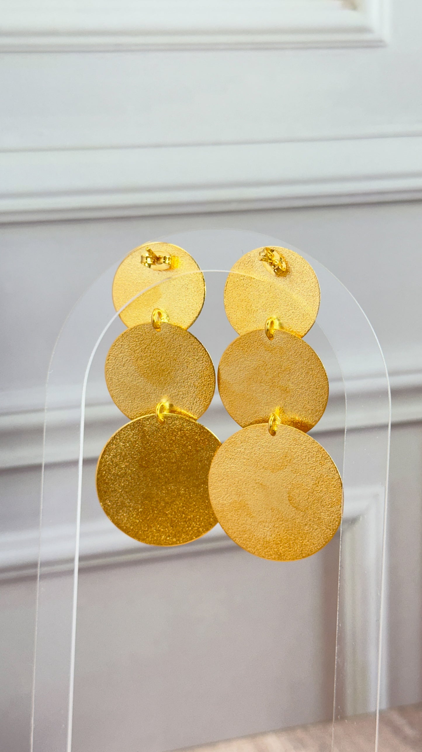 Pendientes de bronce redondos medianos dorados