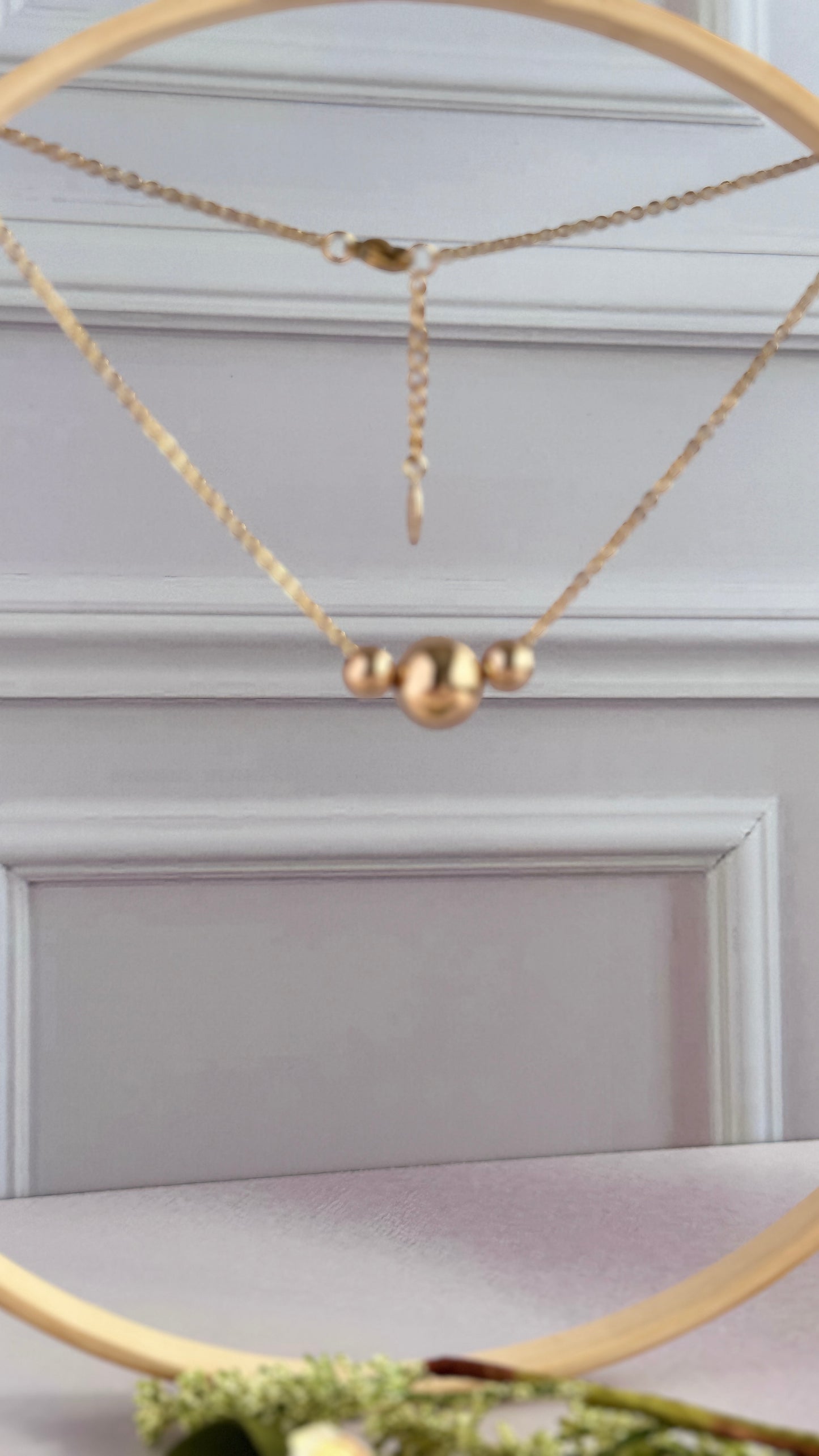 Collar de cadena con dijes de cuentas doradas