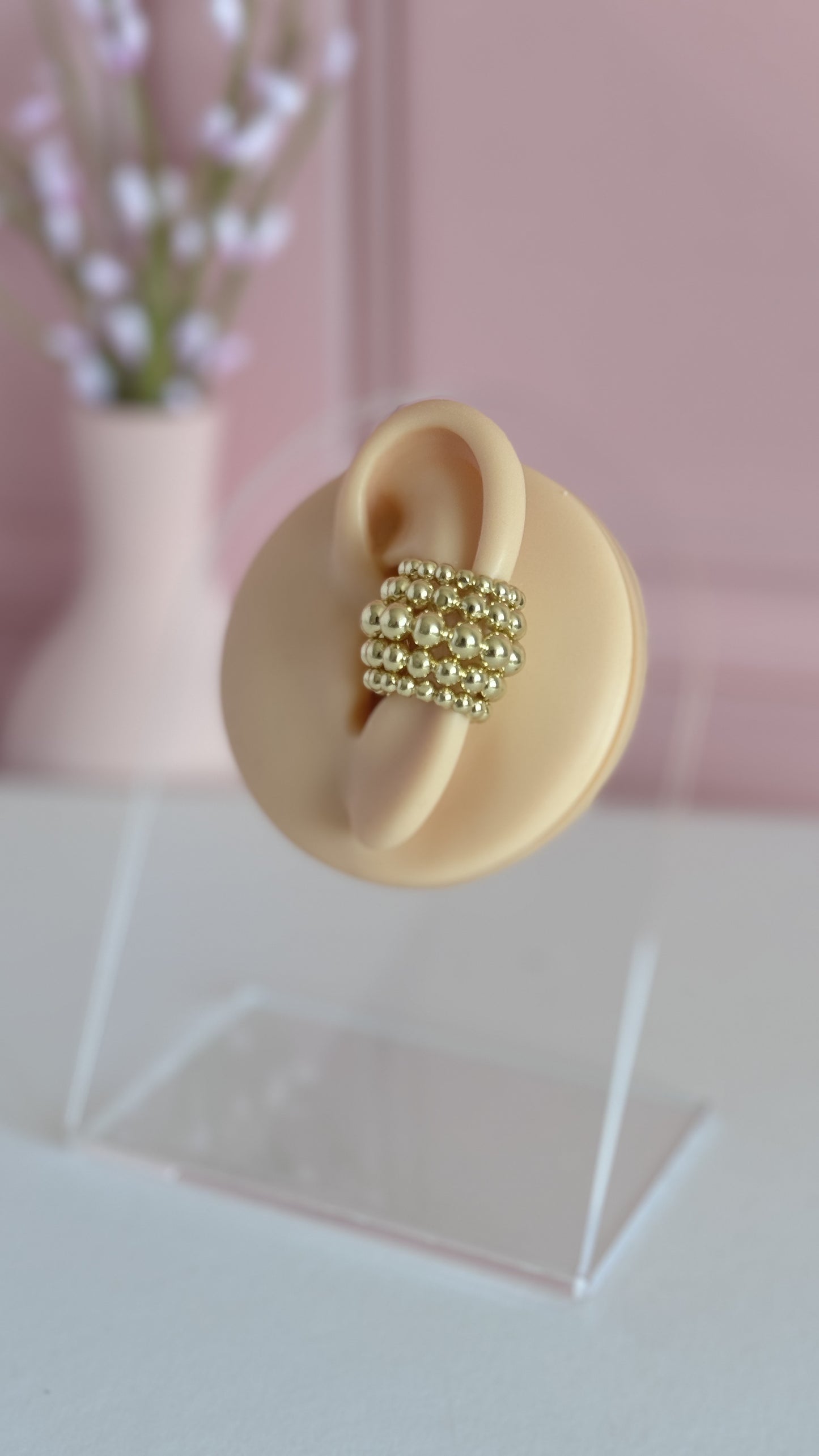 Puños de oreja con cuentas doradas