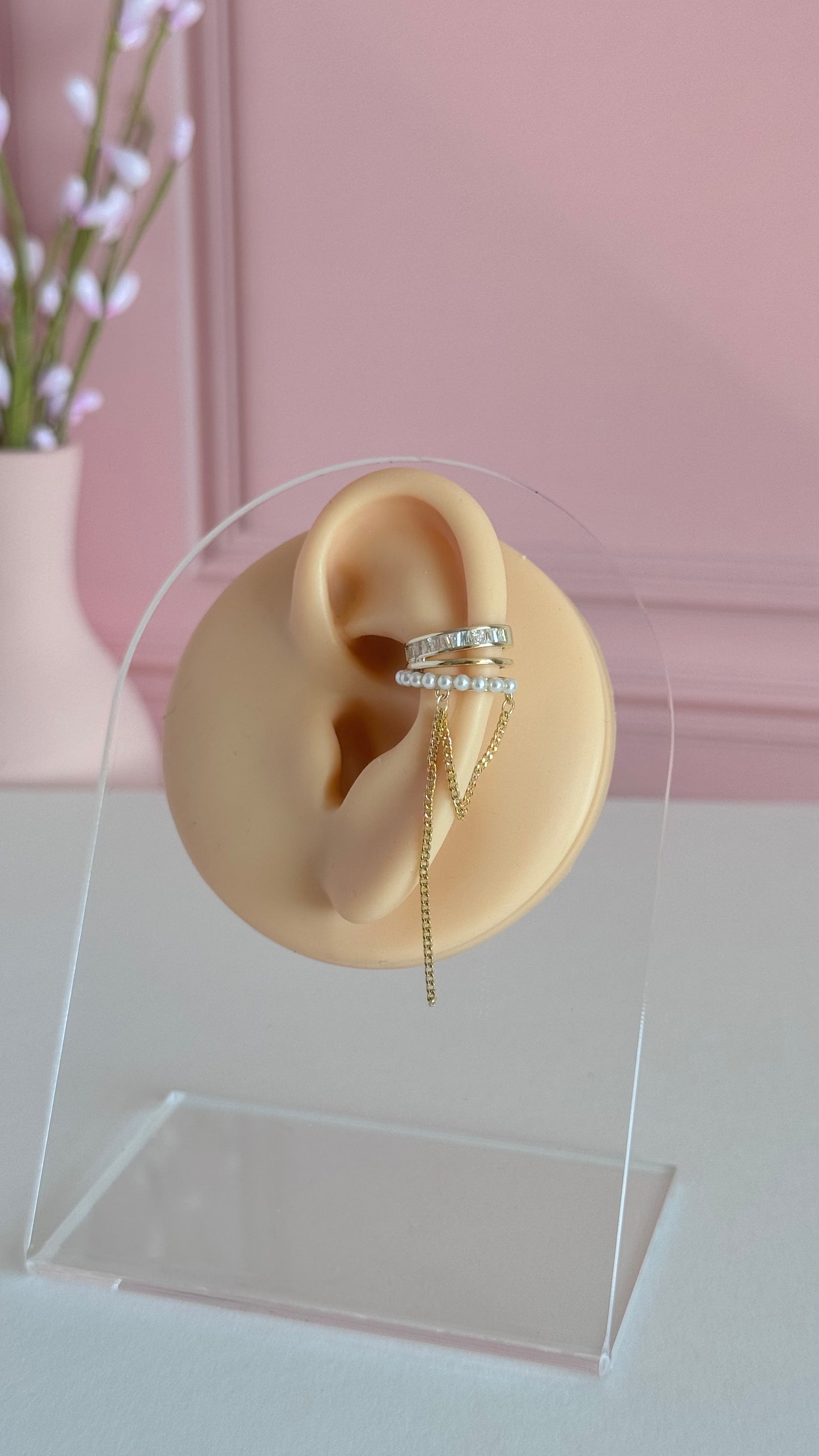 Puño para oreja con cadena de perlas y cristales