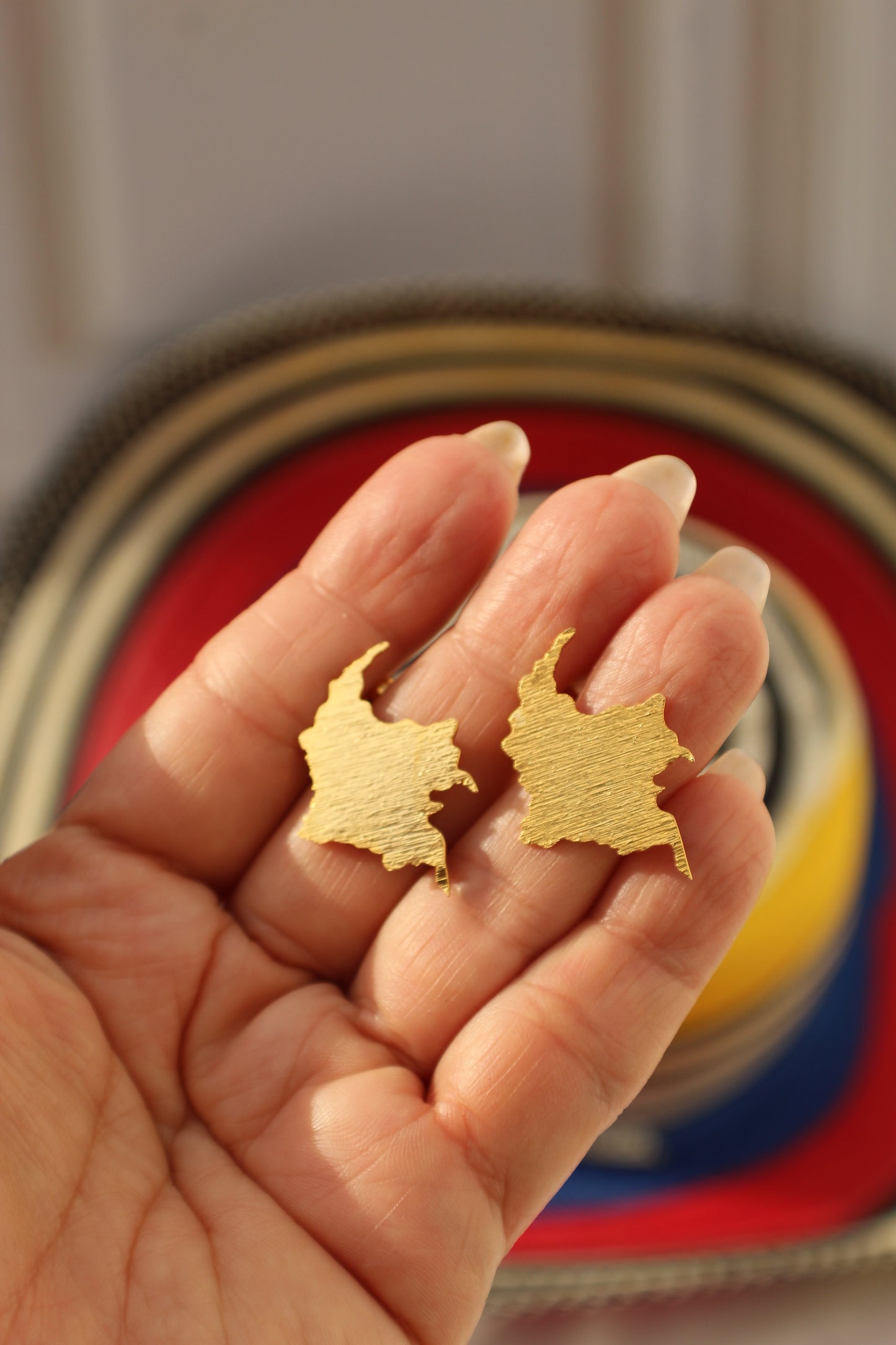Aretes con mapa de Colombia | Bronce enchapado en oro de 24k | Hipoalergénicos