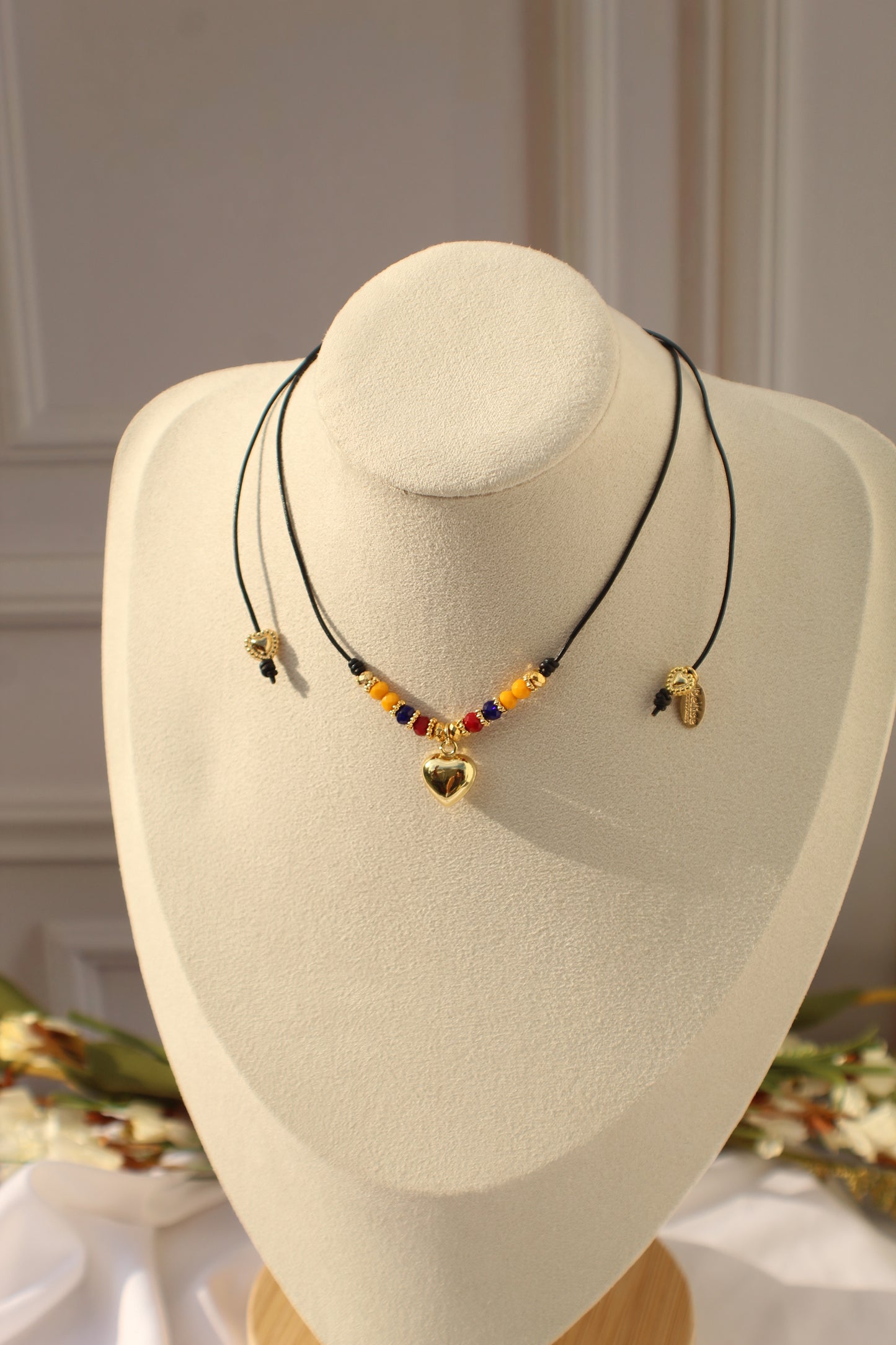 Collar colombiano minimalista de corazón | Cuero ajustable con cristales de bandera