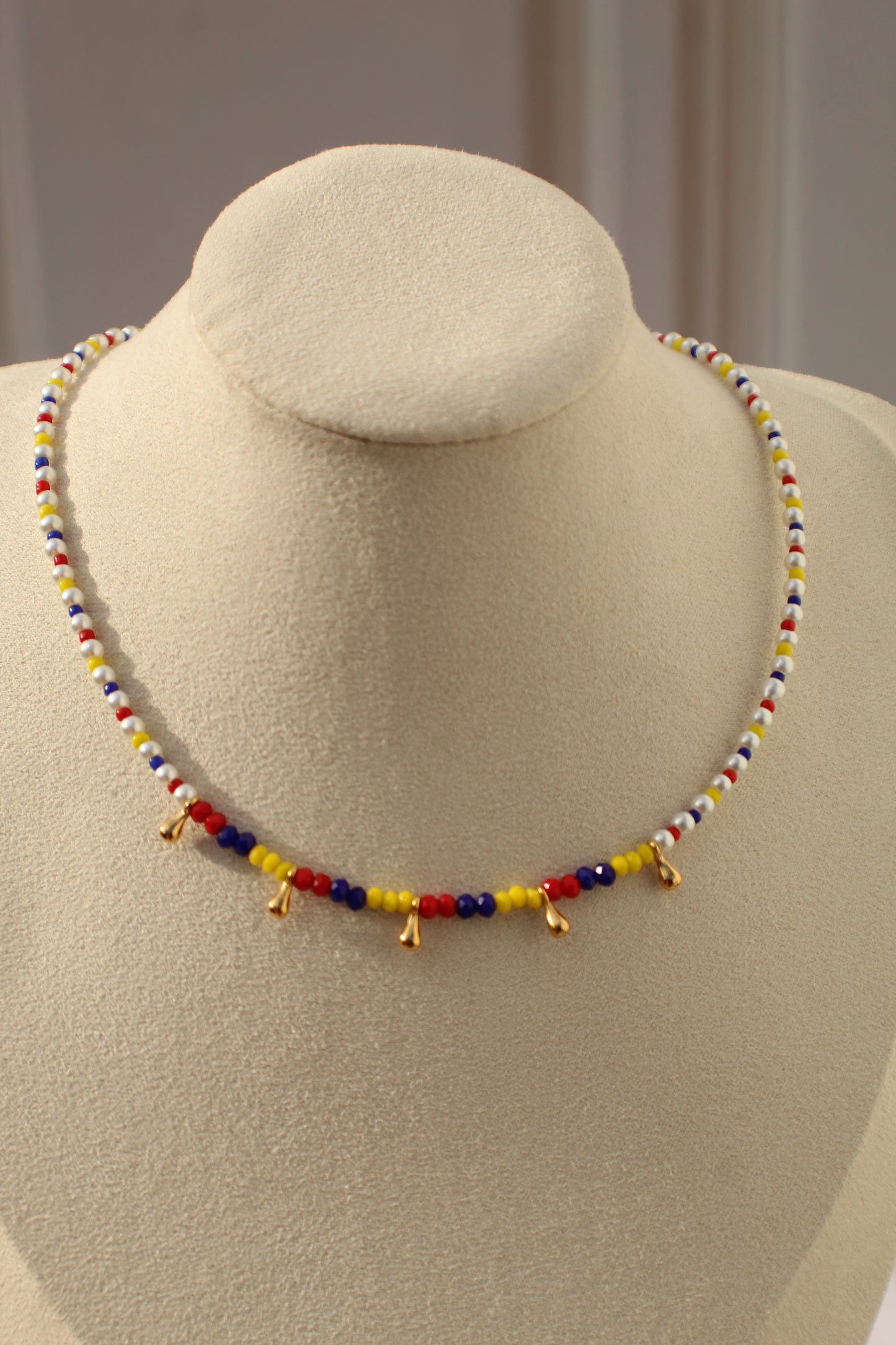 Collar de colores de Colombia y perlas