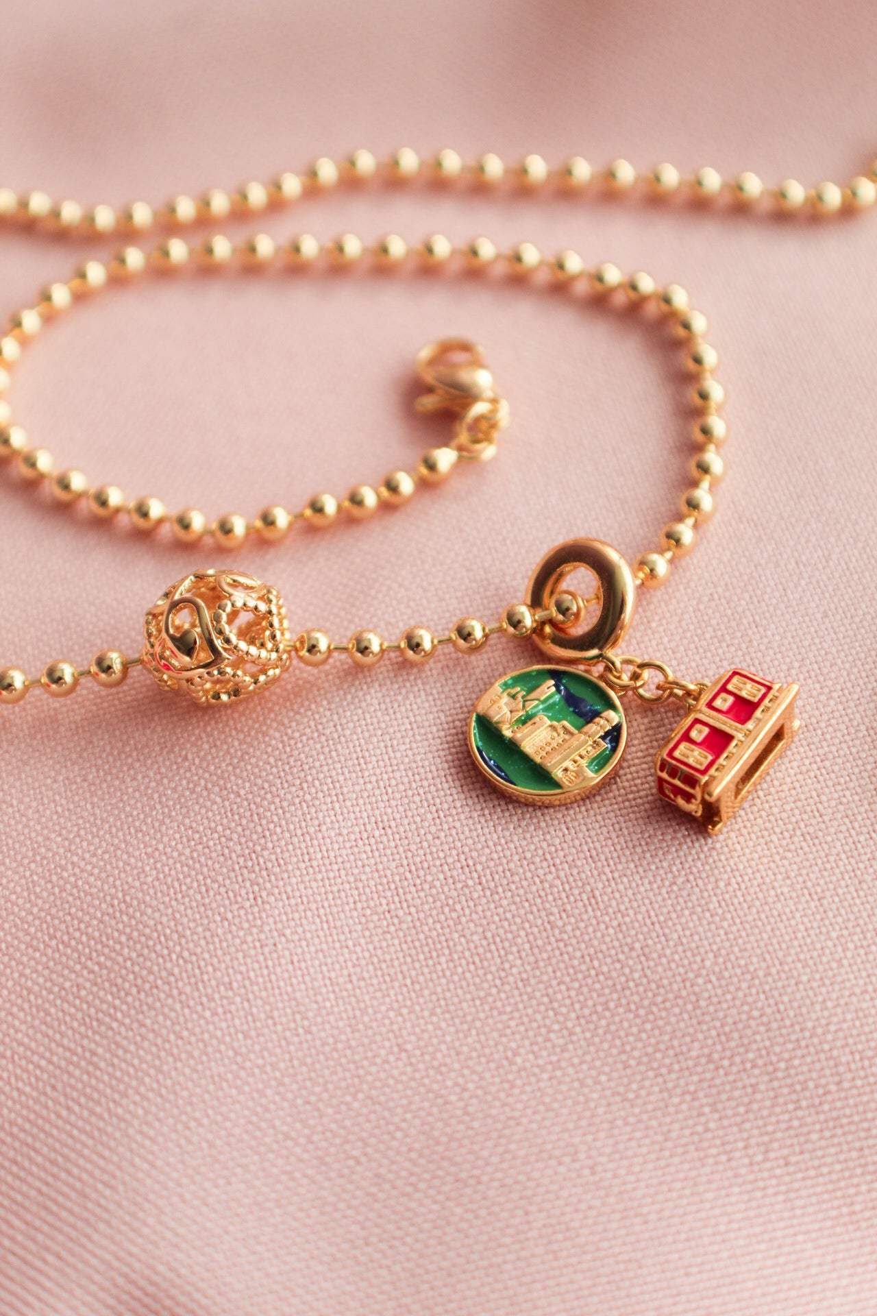 Collar con dijes de Londres
