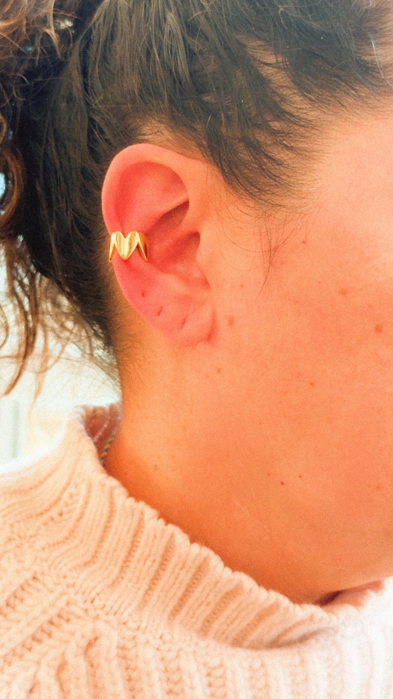 Pendiente de oreja con forma de corazón