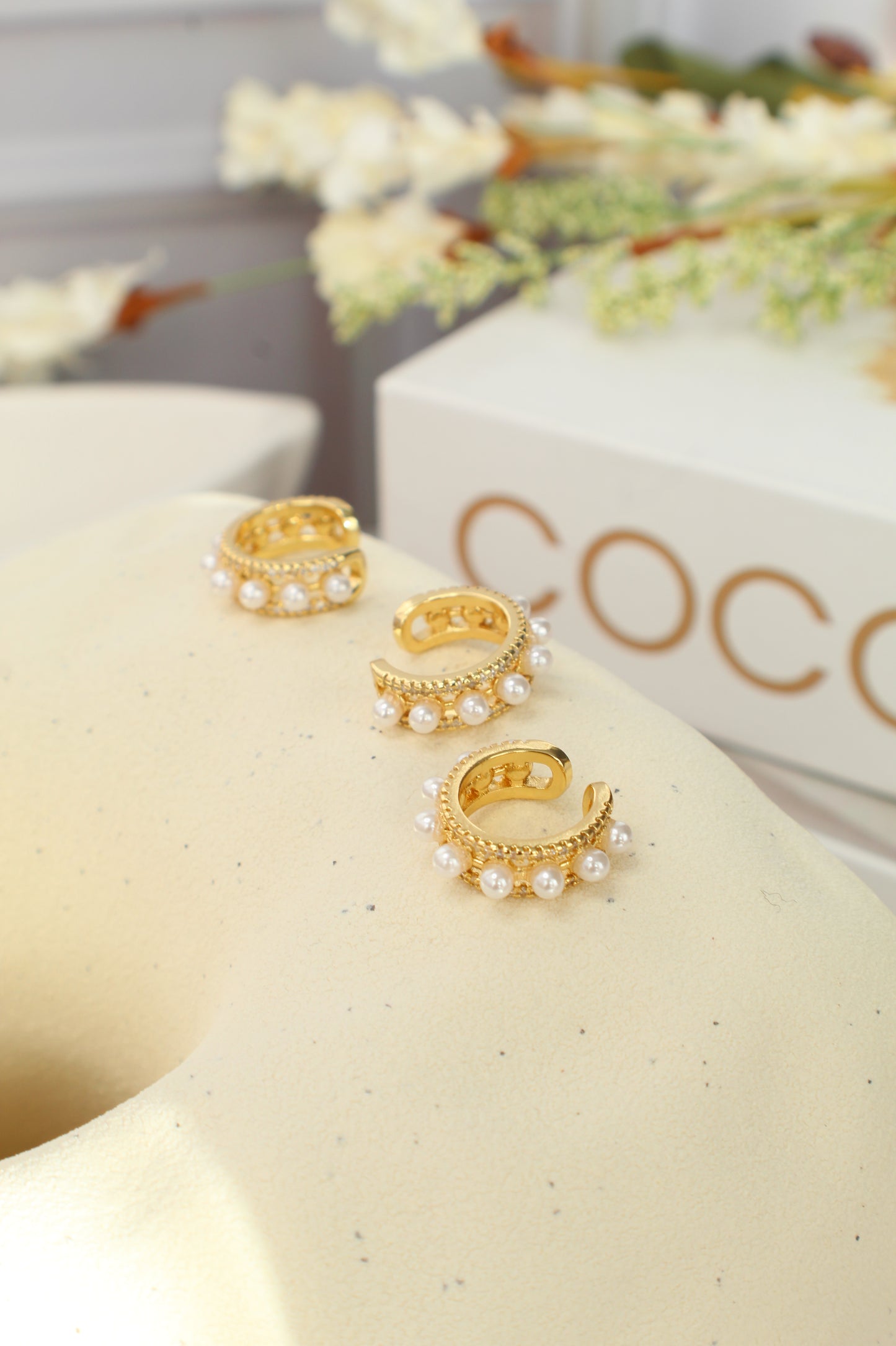 Elegantes pendientes tipo brazalete con perlas