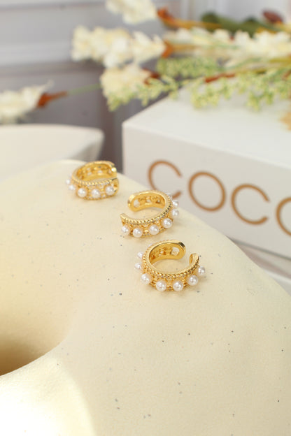Elegantes pendientes tipo brazalete con perlas
