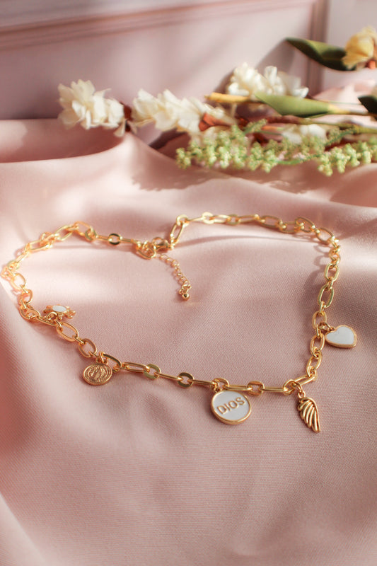 Collar con múltiples dijes