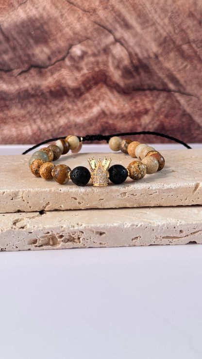 Pulsera con dije de corona, ágata de encaje y piedra de lava