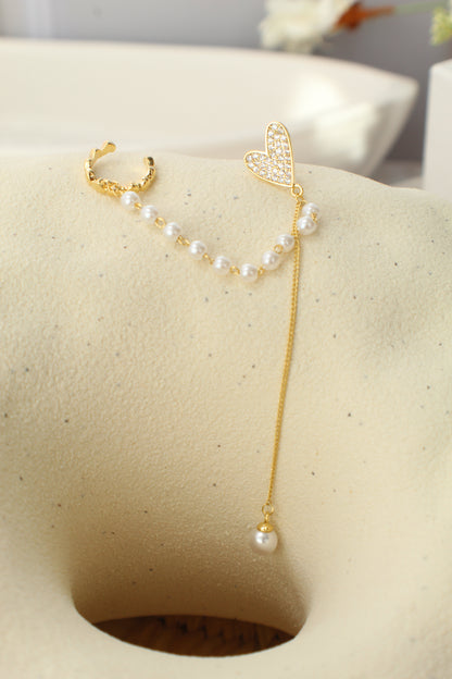 Pendiente de oreja con diseño doble de corazón y perlas