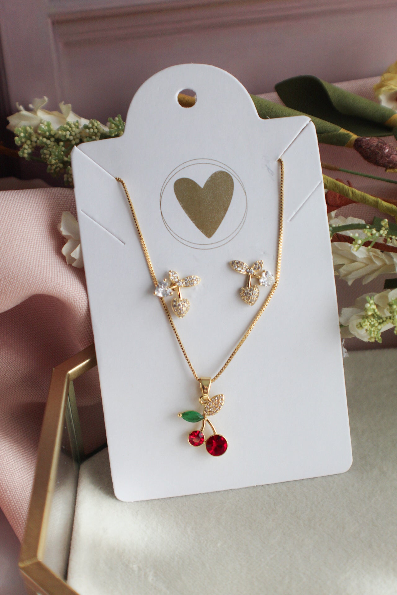 Conjunto de collar y pendientes con cadena de cerezas