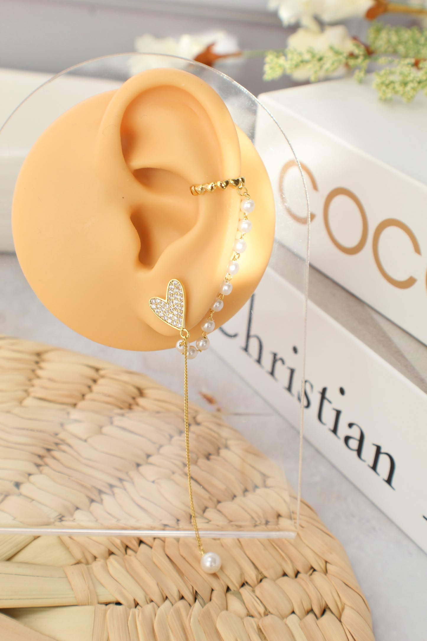 Pendiente de oreja con diseño doble de corazón y perlas