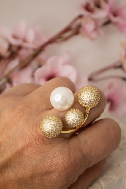 Anillo de rodio con circonitas y perla