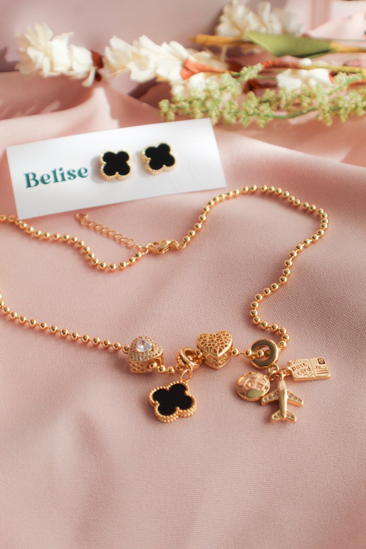 Conjunto de cadena y pendientes de trébol negro