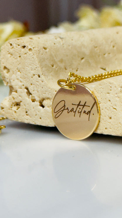 Collar con cadena y etiqueta con grabados significativos