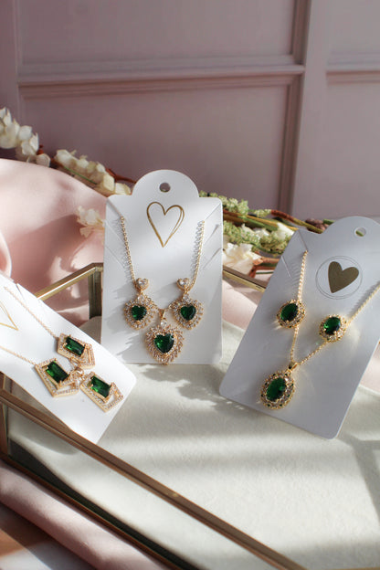 Cadena y pendientes con juego de piedras verdes