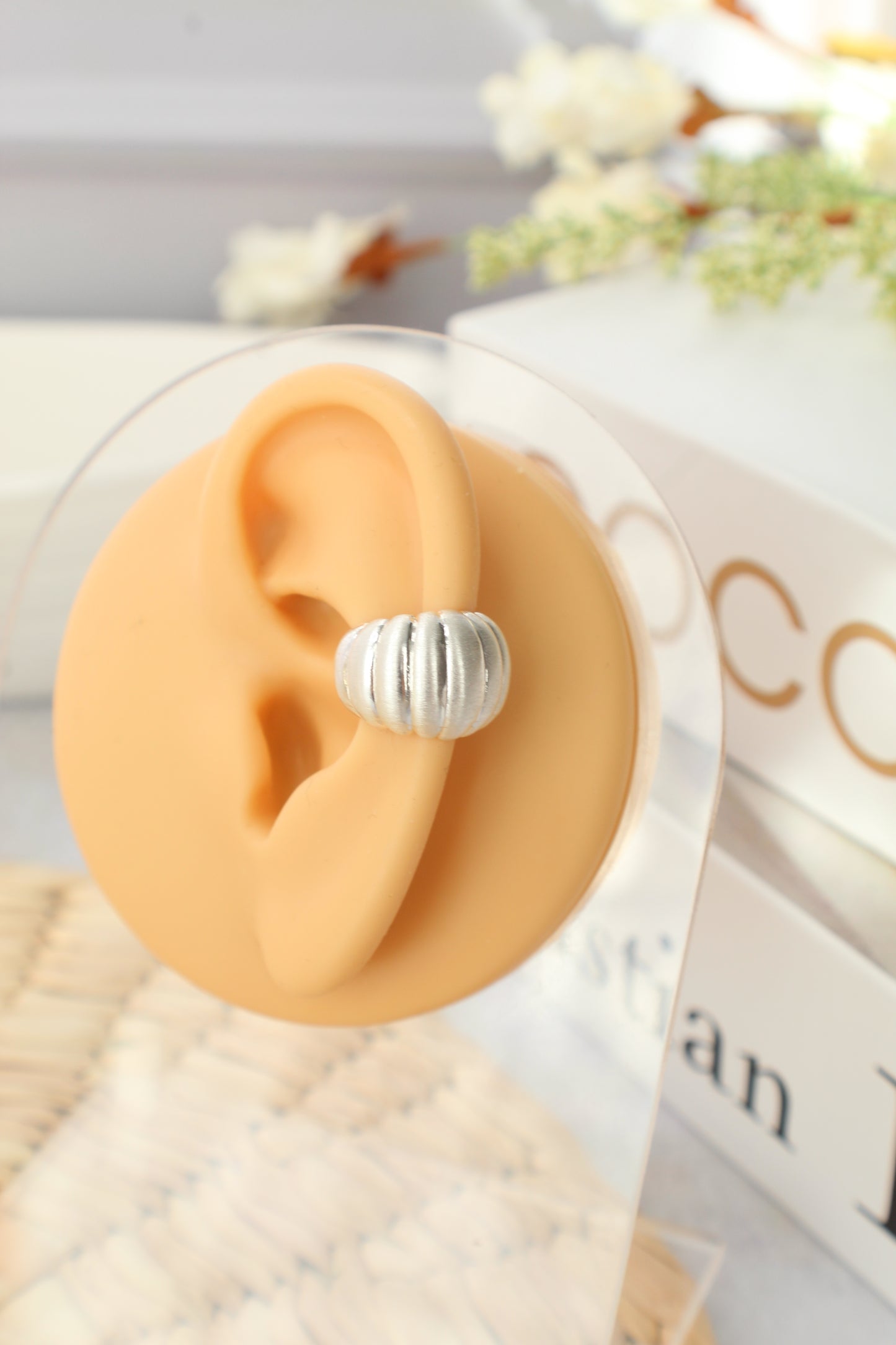 Puño para la oreja con volumen de satén