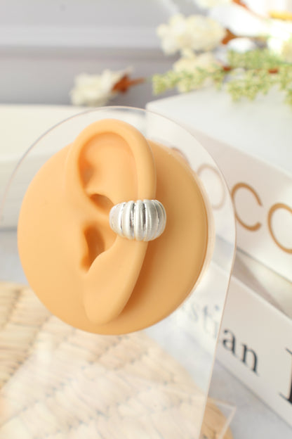 Puño para la oreja con volumen de satén