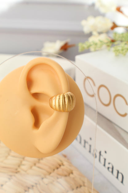 Puño para la oreja con volumen de satén