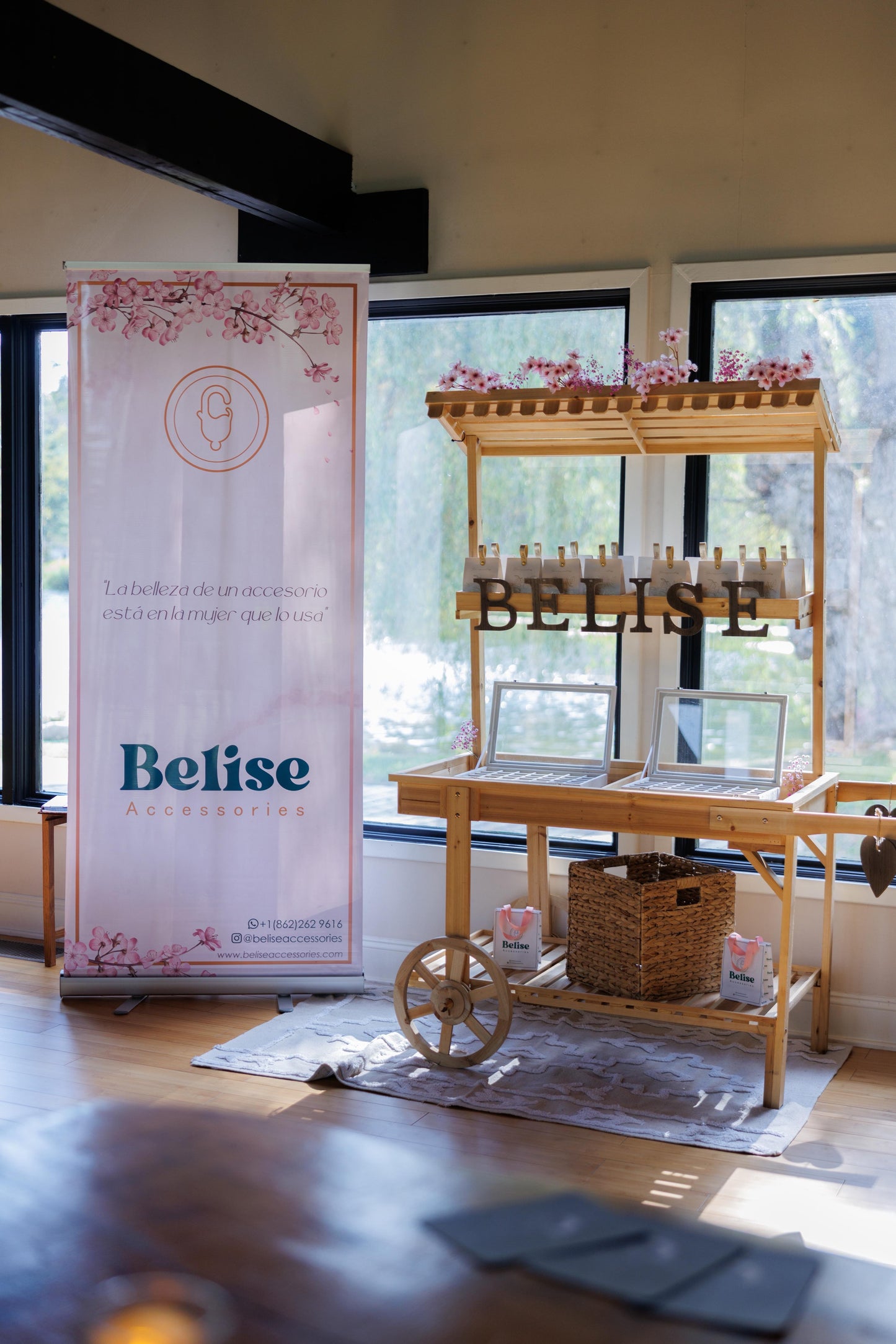 Glam Trolley - Personalized Jewelry Experience for Events