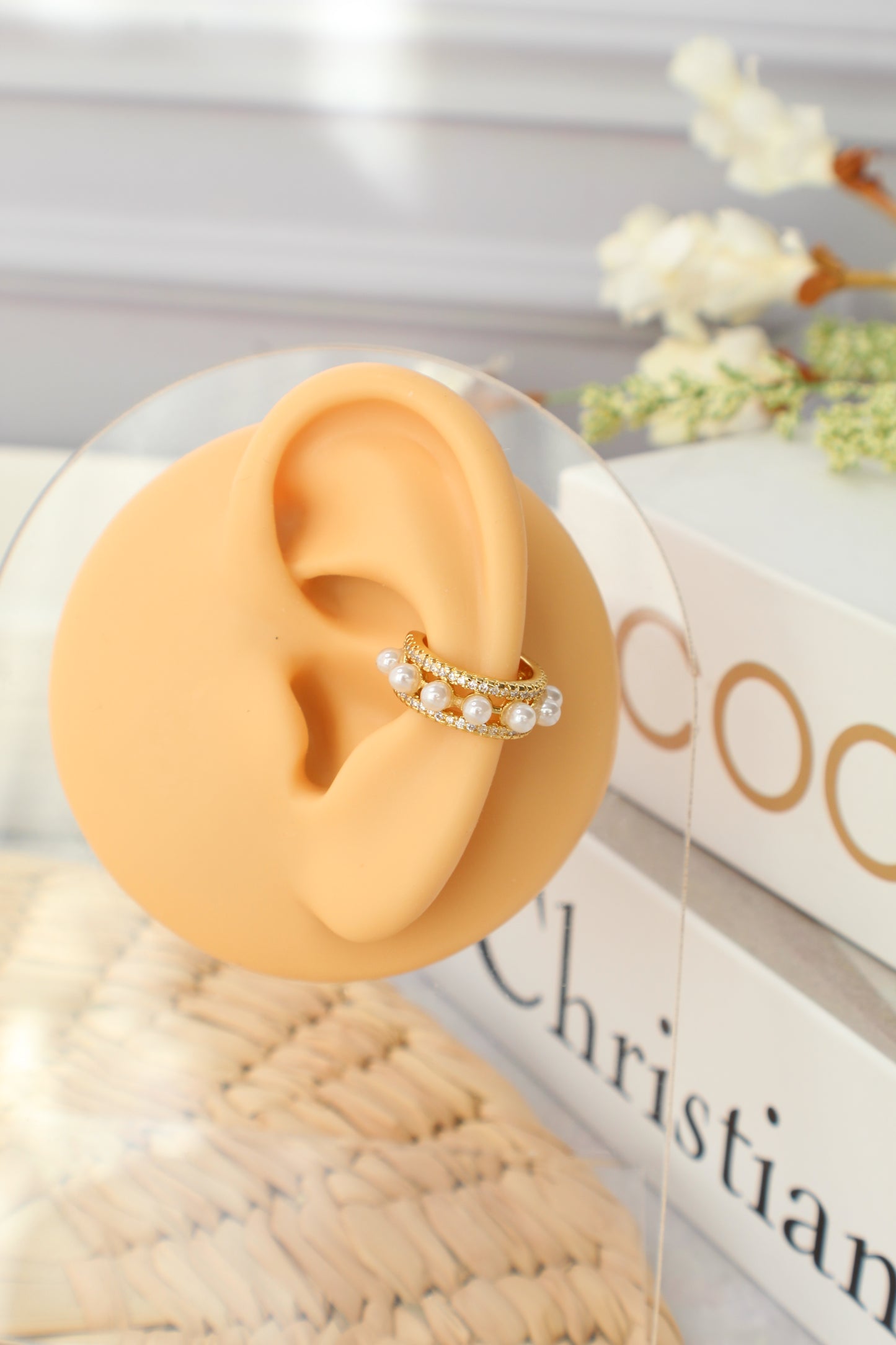 Elegantes pendientes tipo brazalete con perlas
