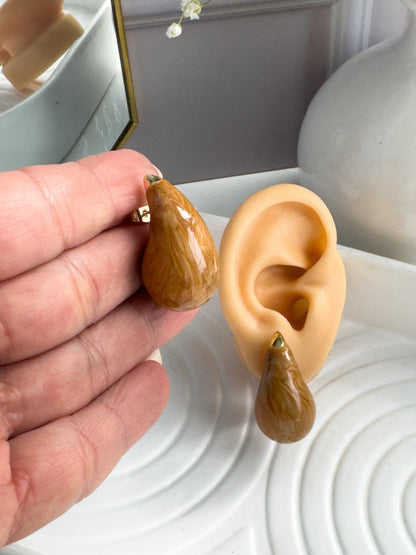 Pendientes colgantes dorados de color moca