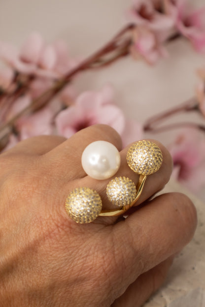 Anillo de rodio con circonitas y perla