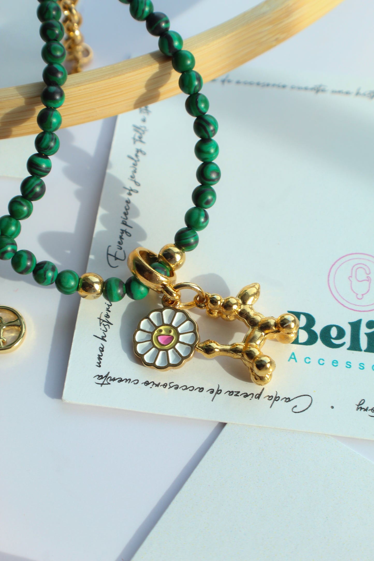 Pulsera de malaquita con corazón vibrante