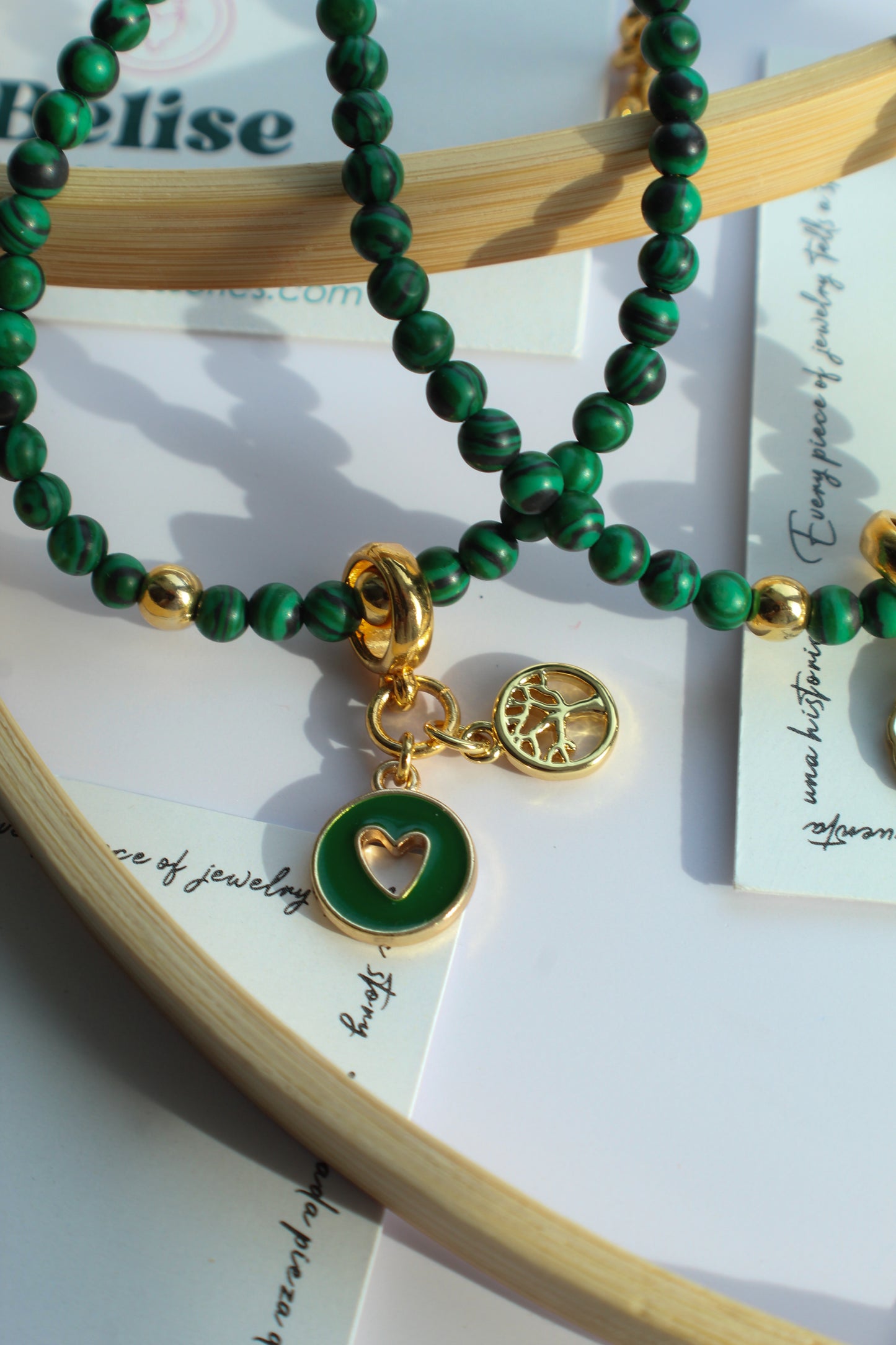 Pulsera de malaquita con corazón vibrante