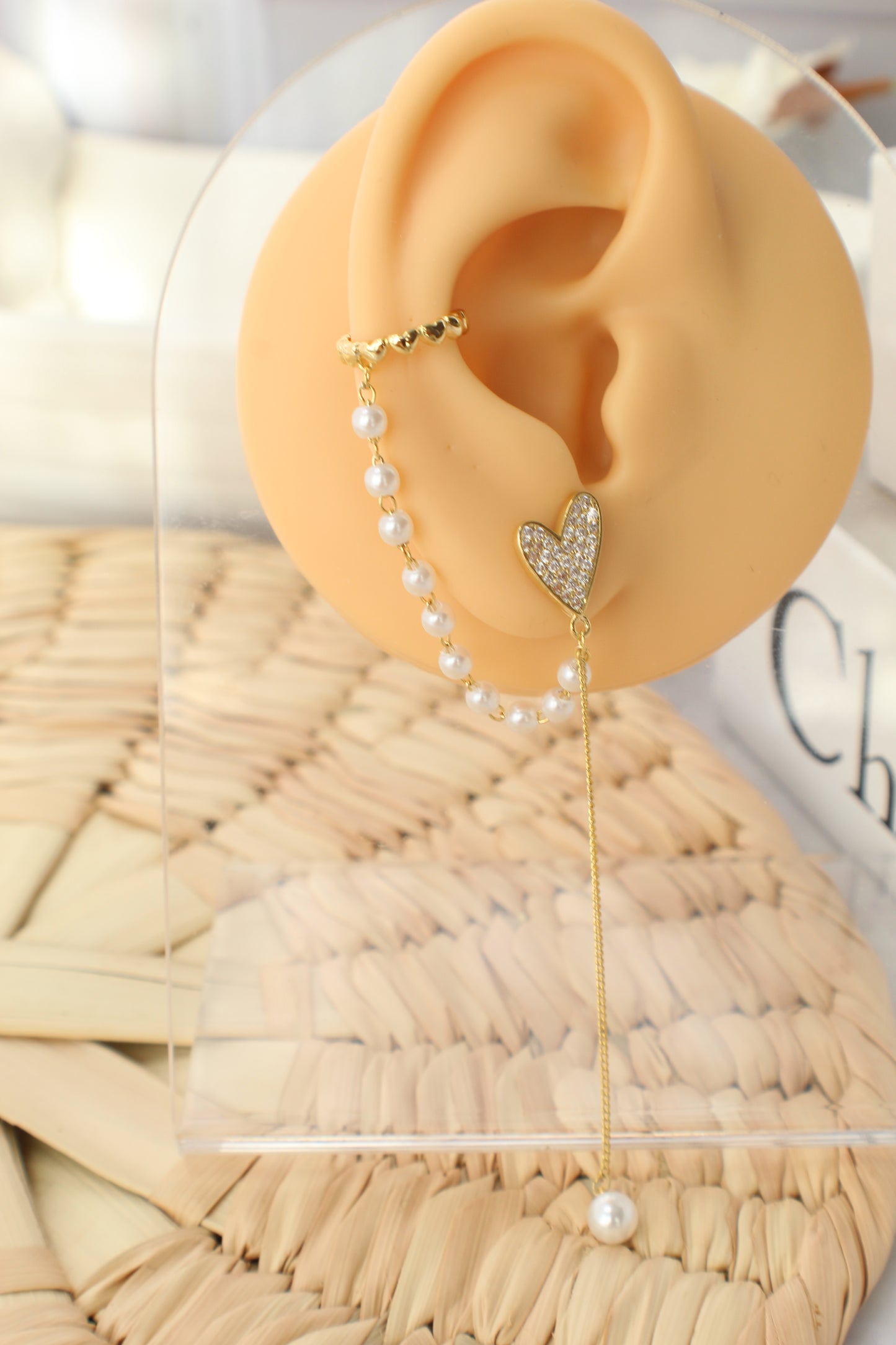 Pendiente de oreja con diseño doble de corazón y perlas