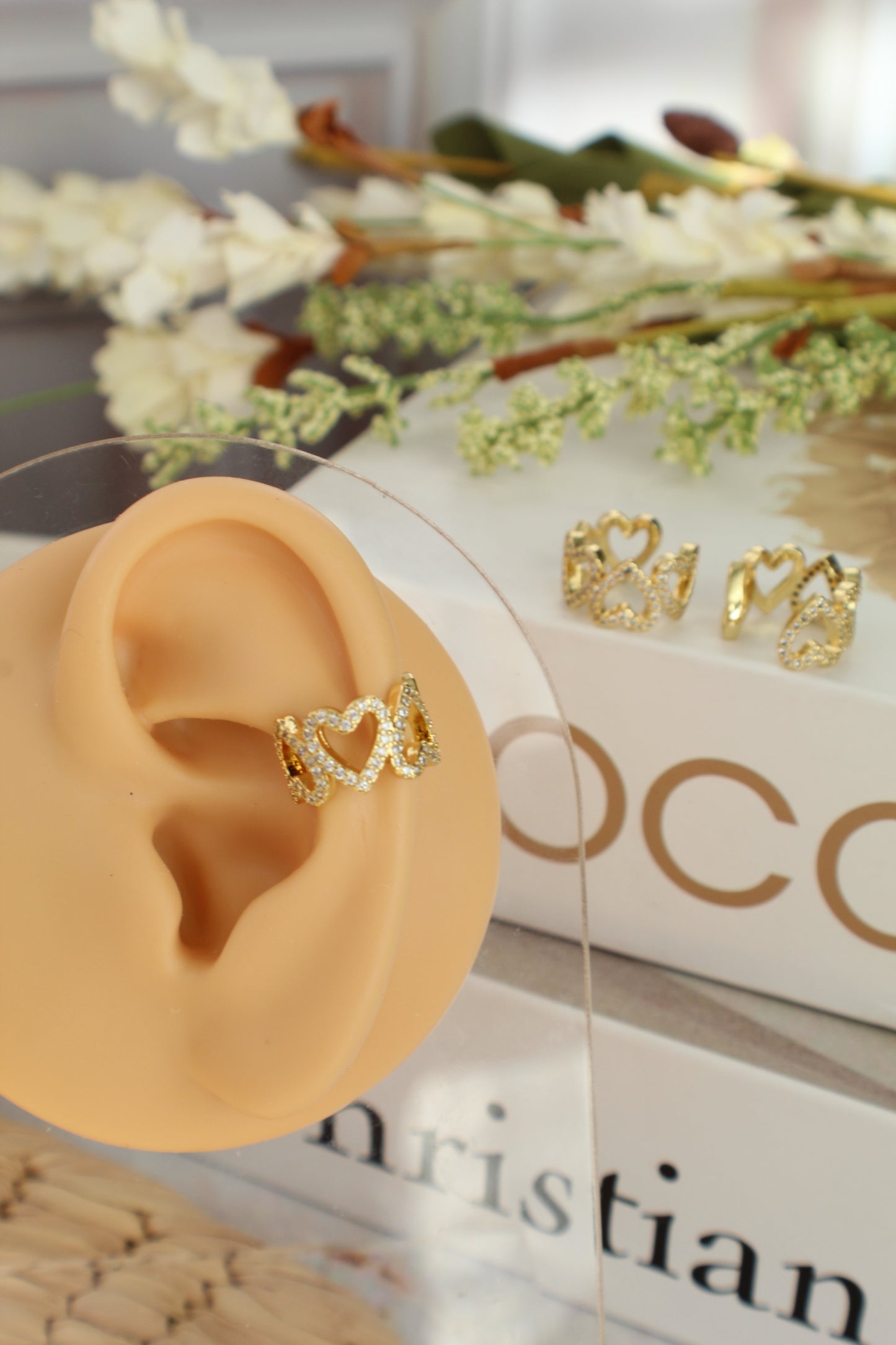 Puños para la oreja con corazones brillantes