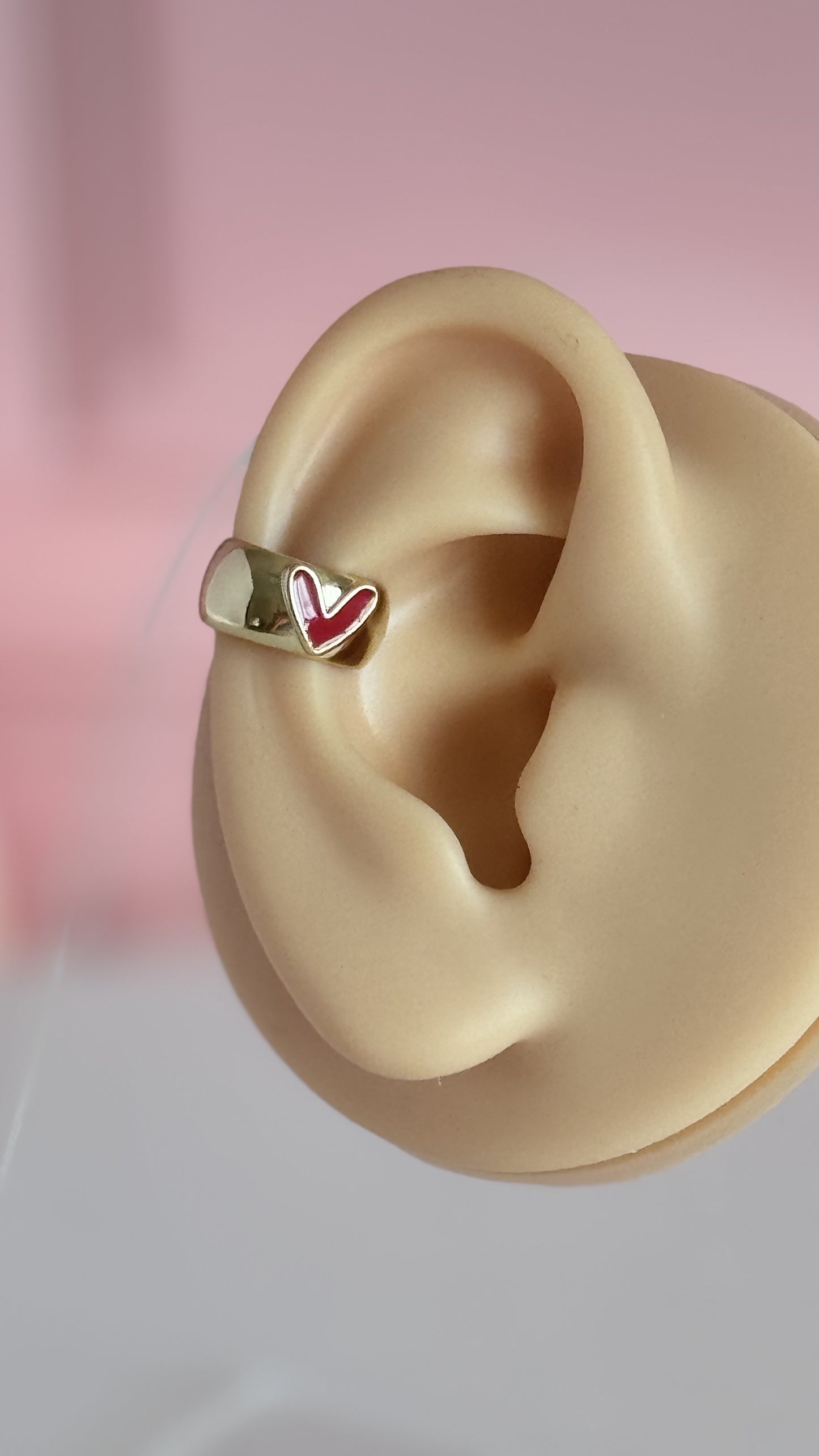 Puño para la oreja con forma de latido del corazón