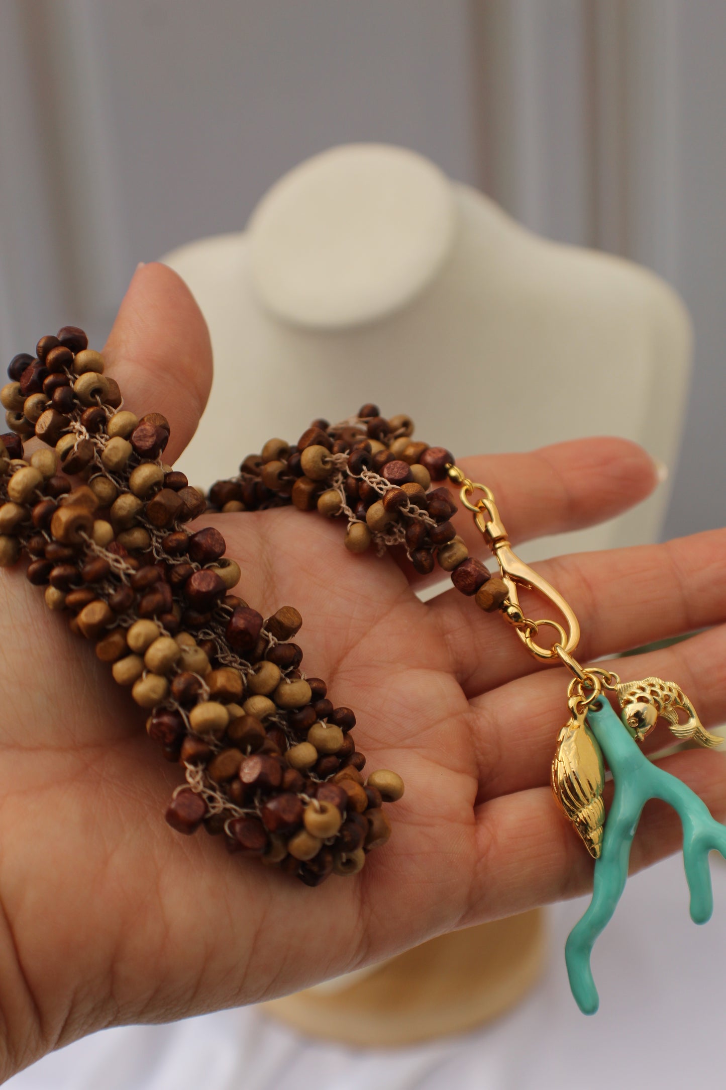 Collar de sándalo y mar | Tejido a crochet con dije de coral turquesa