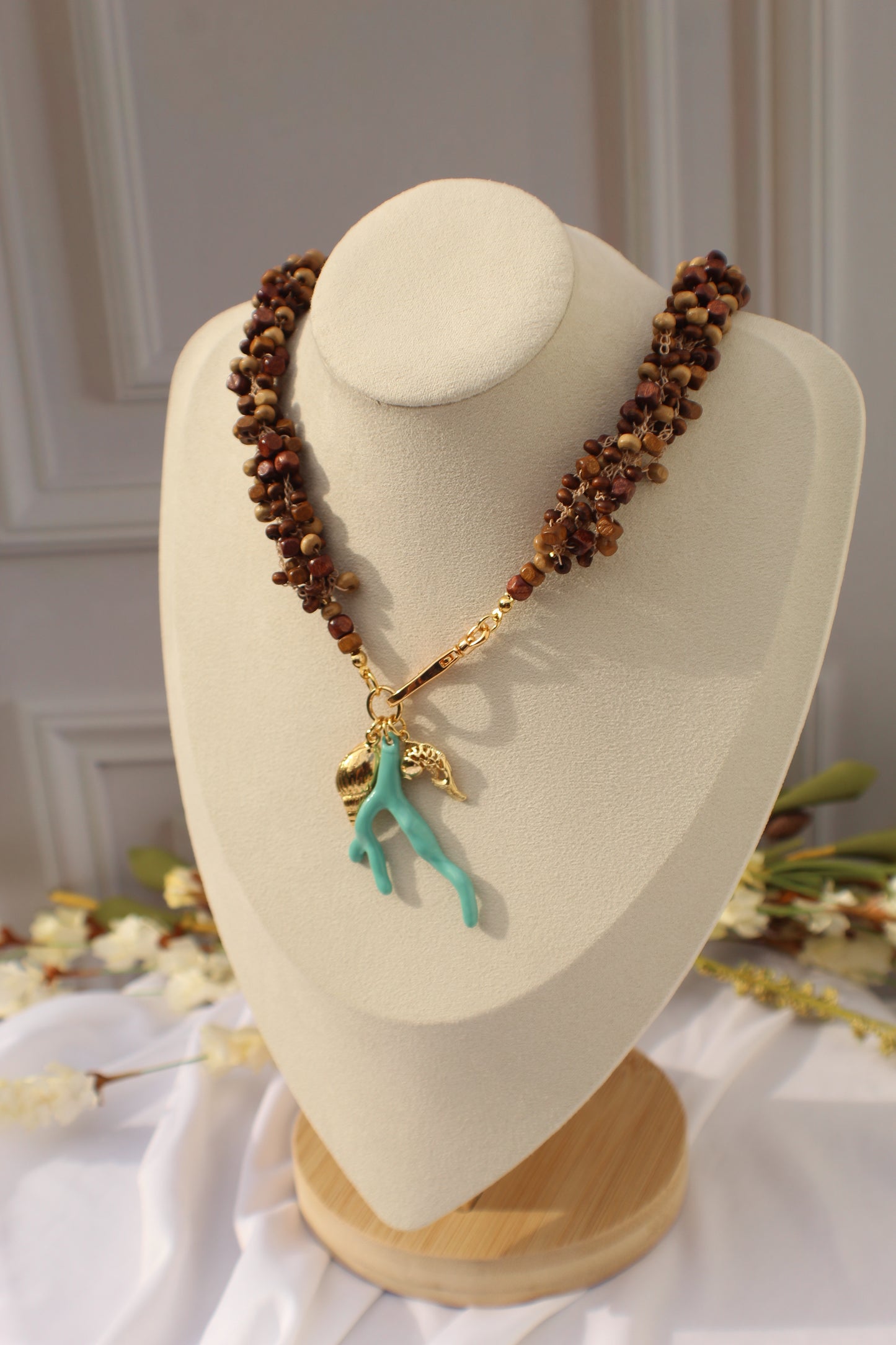 Collar de sándalo y mar | Tejido a crochet con dije de coral turquesa