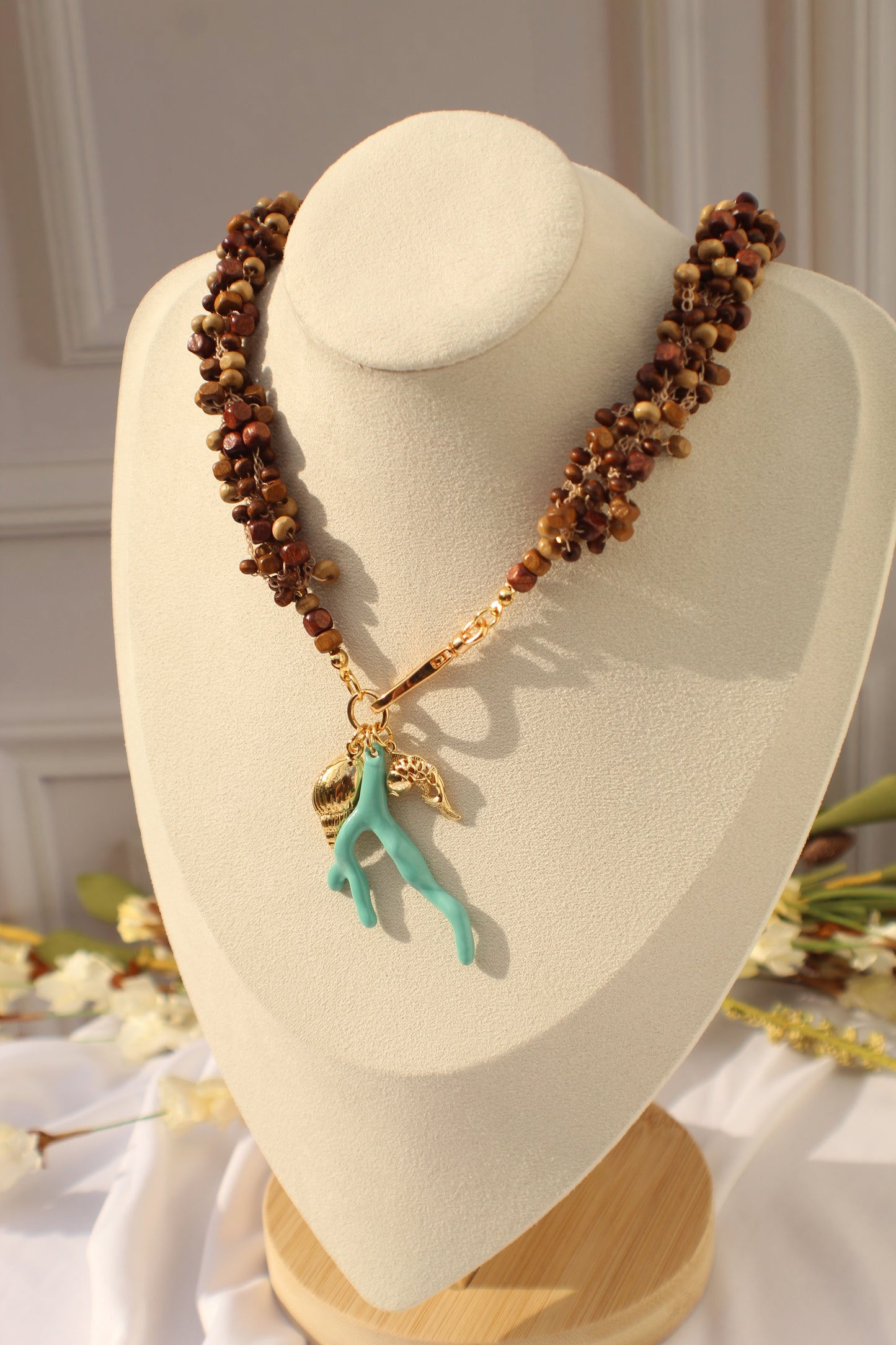 Collar de sándalo y mar | Tejido a crochet con dije de coral turquesa