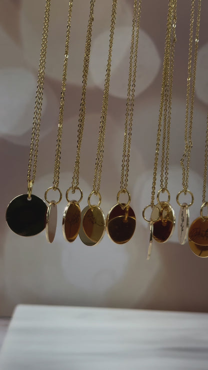 Collar con cadena y etiqueta con grabados significativos